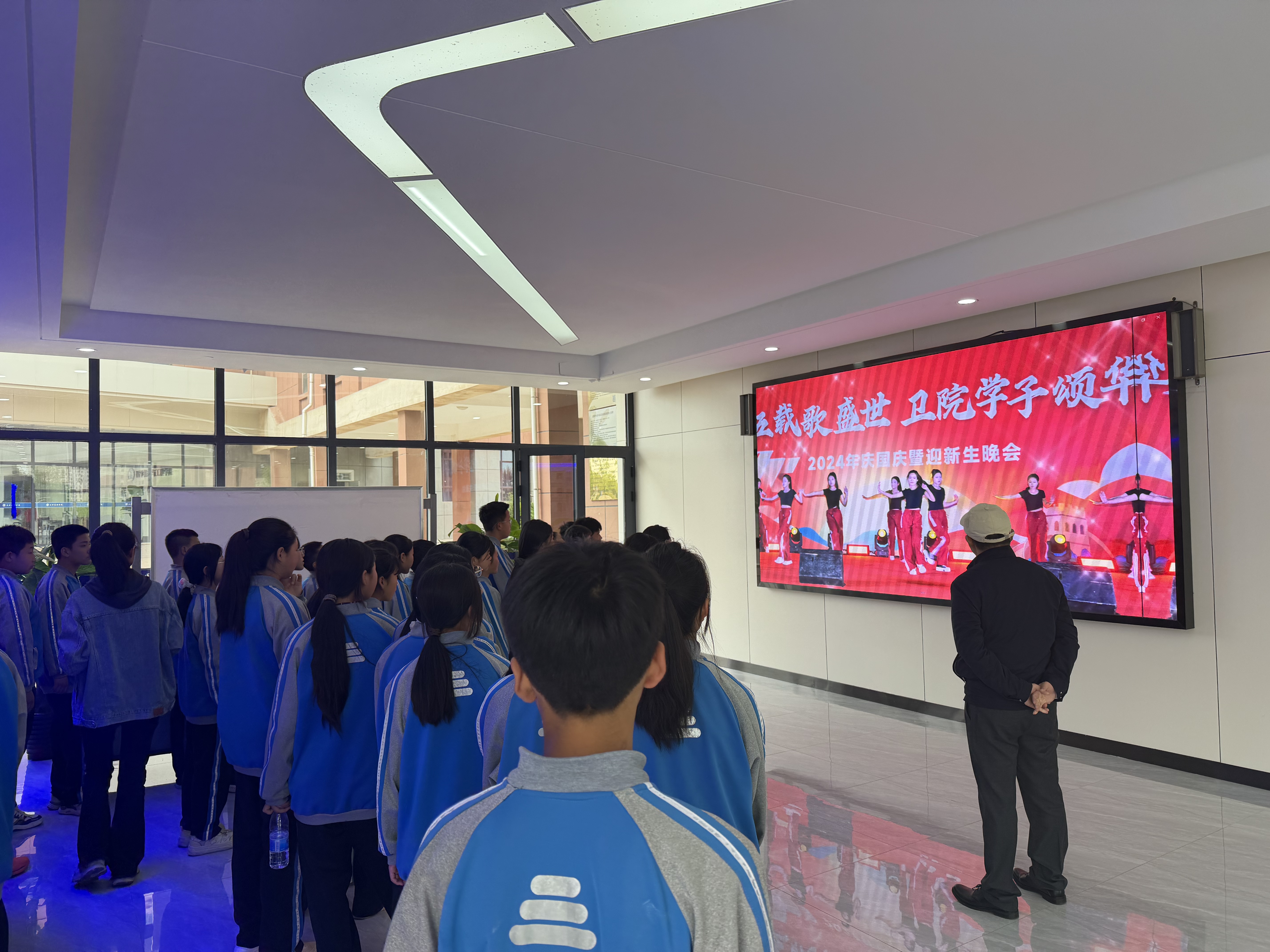 技能启蒙 职教润心 —— 兰州新区中小学师生走进beat365官网实训中心体验职教魅力